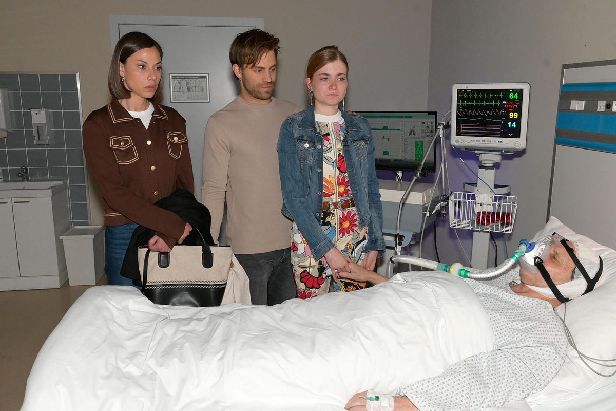 GZSZ-Szene: Matilda, Johanna und Julian stehen an Gerners Krankenbett