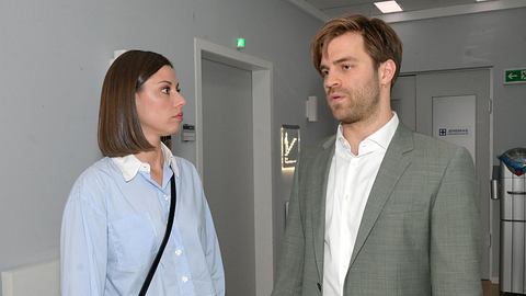 GZSZ-Szene: Julian und Matilda stehen sich mit ernsten mienen gegenüber - Foto: RTL / Rolf Baumgartner