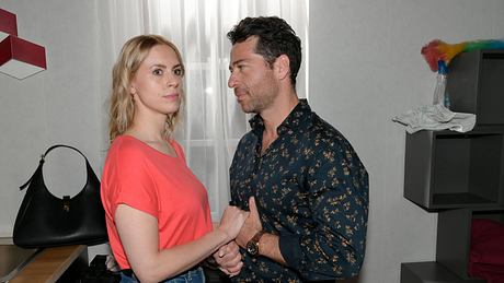 Carlos schaut Zoe an und hält ihre Hand, während sie ernst zur Seite blickt. - Foto: RTL / Rolf Baumgartner
