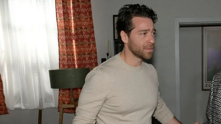 Carlos gesteht Gerner alles. Carlos schaut verzweifelt in die Ferne.