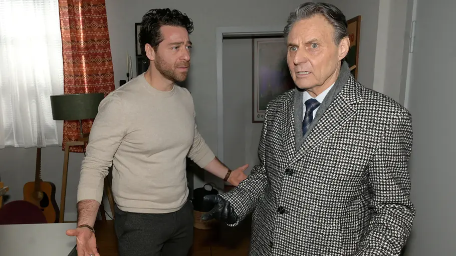 Carlos schaut Gerner wütend an, der wirkt nachdenklich.