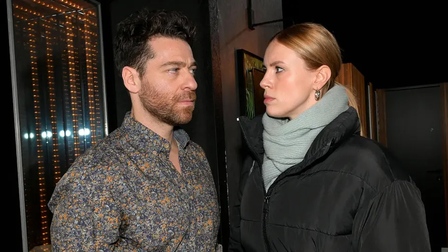 Hat Carlos Zoe betrogen? GZSZ: Carlos schaut Zoe ernst an.