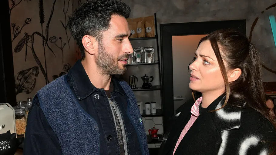 Emily sorgt sich um ihre Agentur. Emily schaut Tobias verwirrt an.