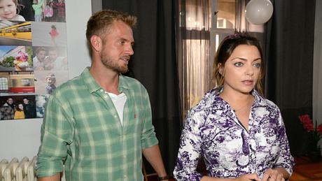 GZSZ-Szene: Emily steht in einem lila-weißen Kleid vorne, schräg hinter ihr steht Paul - Foto: RTL / Rolf Baumgartner