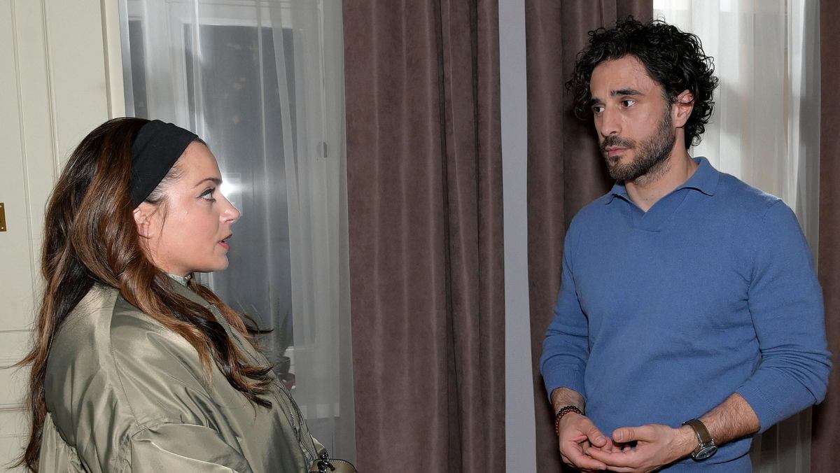 GZSZ-Szene: Emily trägt eine grüne Jacke und spricht mit Tobias, der einen blauen Pulli trägt