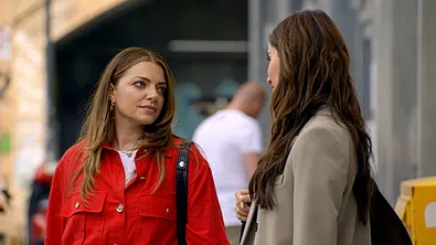 Emily schaut Laura genervt an. - Foto: RTL Emily schaut Laura genervt an. - Foto: RTL