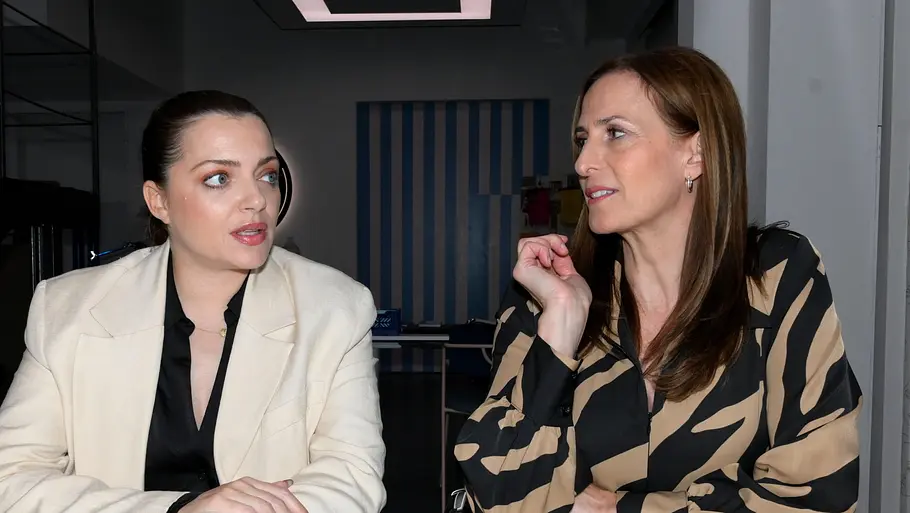 Emily schaut genervt, Katrin lacht.