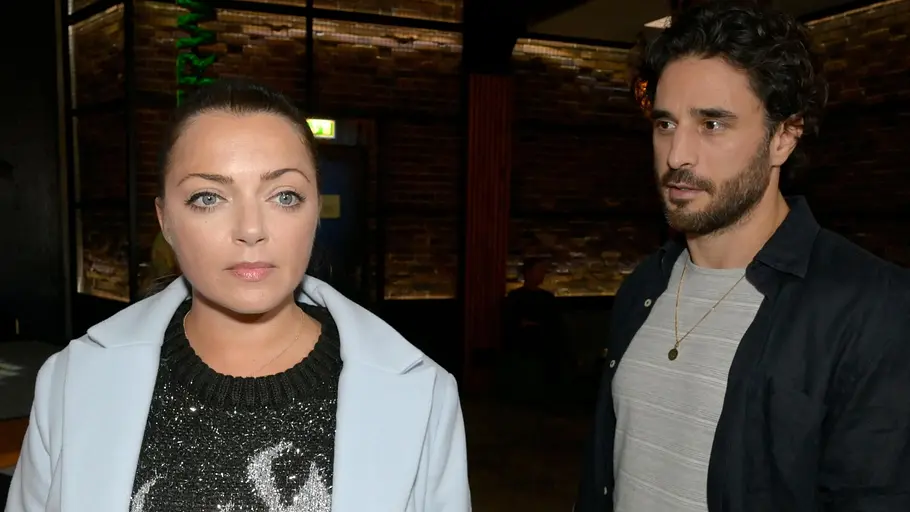 GZSZ: Emily schaut gedankenverloren, im Hintergrund Tobias.