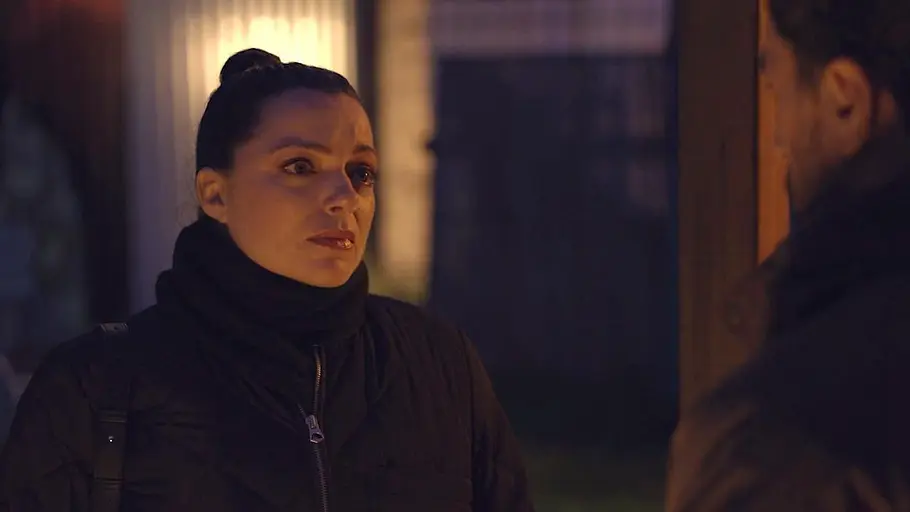 Emily schaut Tobias traurig an.