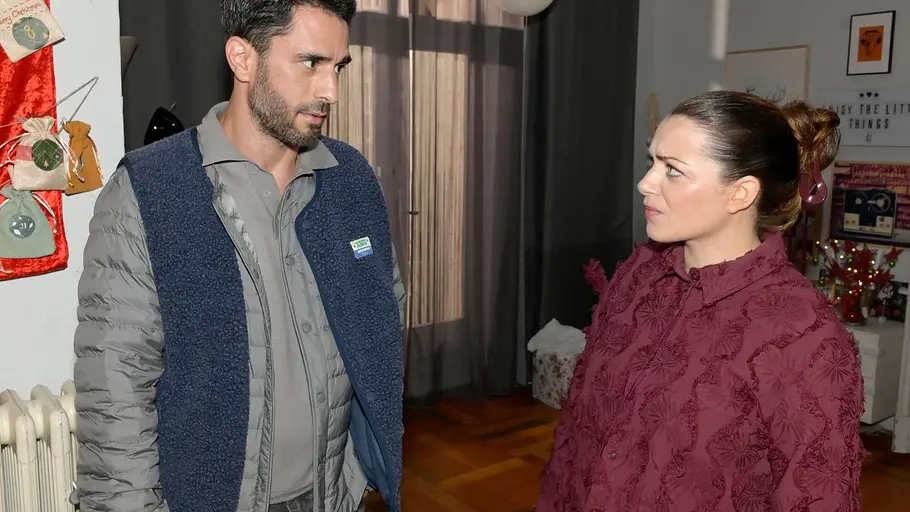 Tobias und Emily stecken in einer Krise. Emily schaut Tobias ernst an.