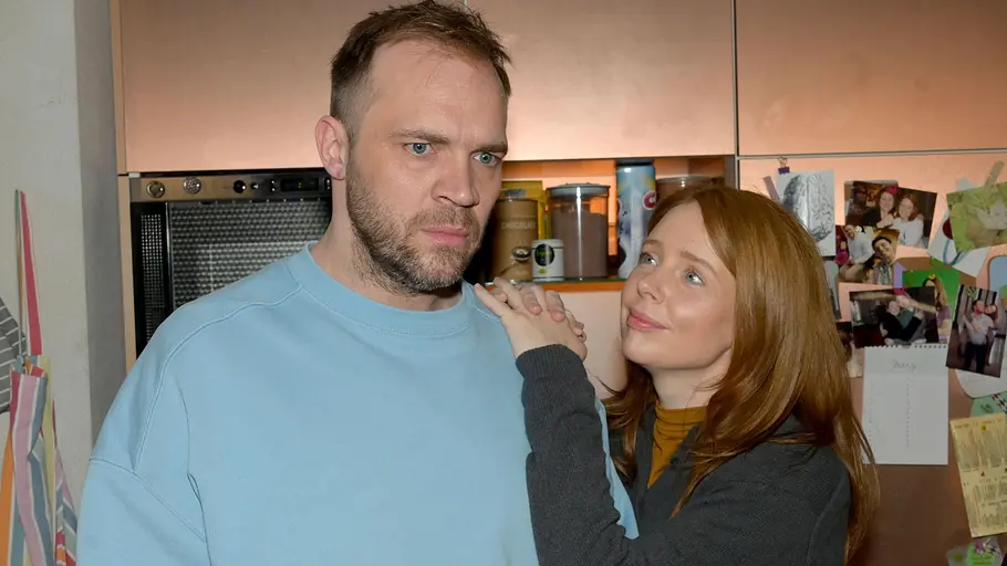 Erik muss sich entscheiden. Erik nachdenklich, während Toni zu ihm aufblickt.