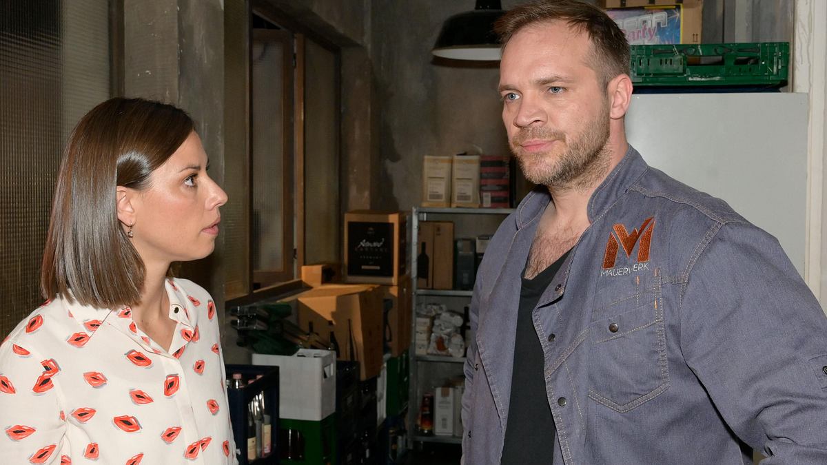 Matilds stellt Erik zur Rede. Matilda schaut Erik ernst an, der guckt weg.