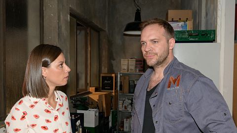 Matilda schaut Erik ernst an, der guckt weg. - Foto: RTL Rolf Baumgartner