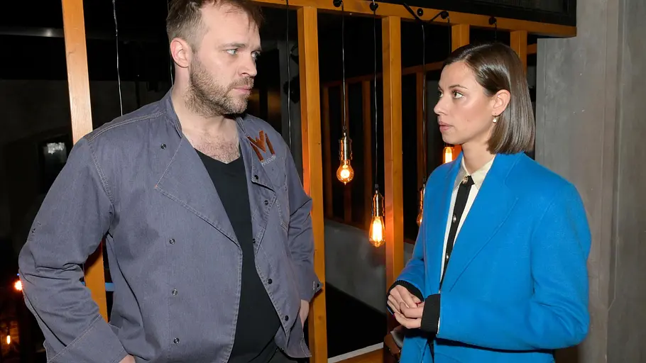 Matilda macht Erik eine Liebeserklärung. Matilda schaut einen skeptischen Erik an.