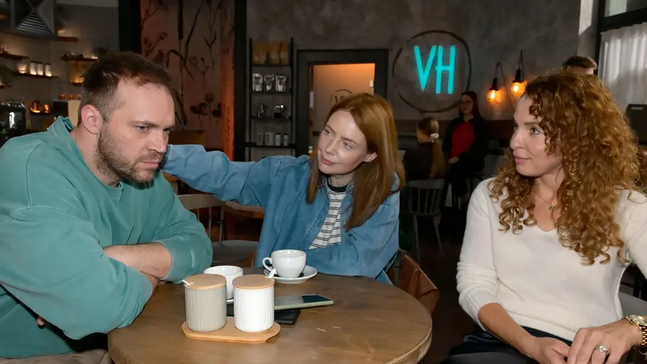 Erik schaut gedankenverloren, während Toni und Nina ihn anschauen.