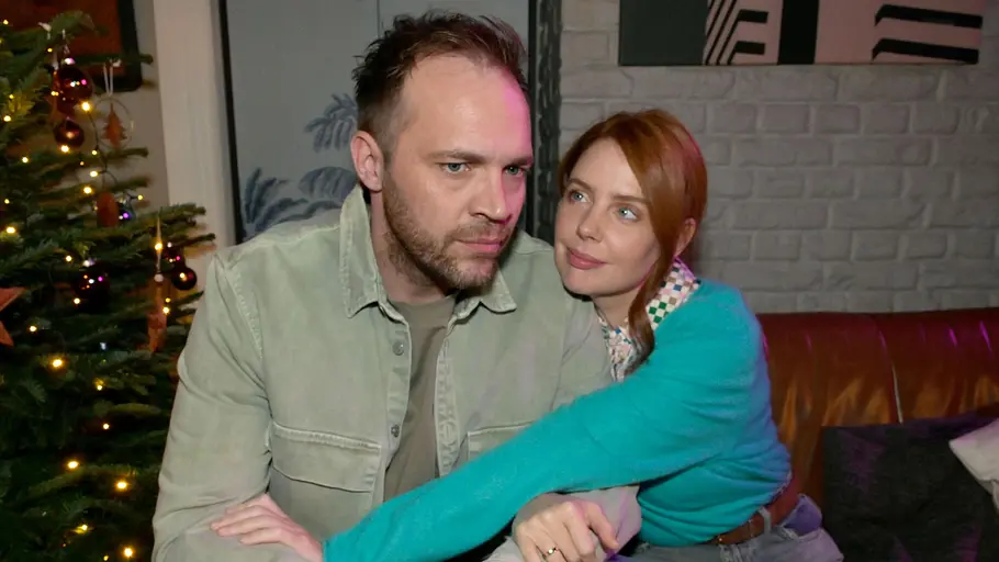 Erik schaut ernst in die Ferne, während Toni ihn umarmt.