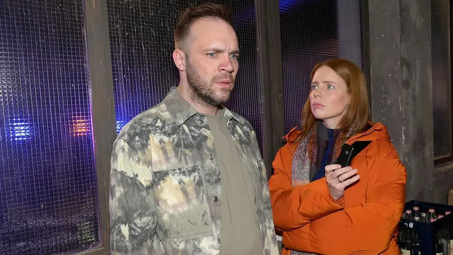 Erik muss Toni weiter anlügen. Toni schaut Erik ernst an, der ist geschockt.