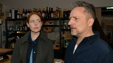 Zwei Figuren sind bei GZSZ erschüttert von dem, was passiert - Foto: RTL