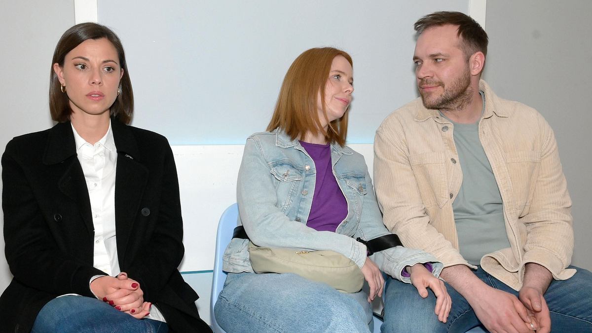 GZSZ: Gefühlschaos bei Erik – was empfindet er wirklich für Matilda? GZSZ-Szene: Erik und Toni schauen sich in die Augen, Matilda sitzt daneben und schaut starr nach vorne. Es herrscht Gefühlschaos.