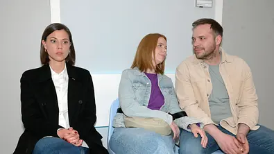 GZSZ-Szene: Matilda blickt starr nach vorne, während sie neben Toni und Erik sitzt, die sich ansehen - Foto: RTL / Rolf Baumgartner