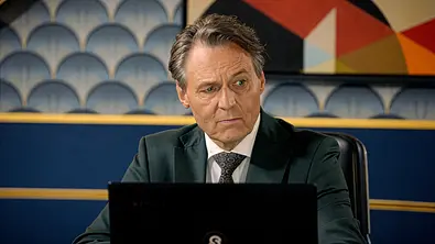 Gerner schaut mit angehobener Augenbraue zur Seite. - Foto: RTL