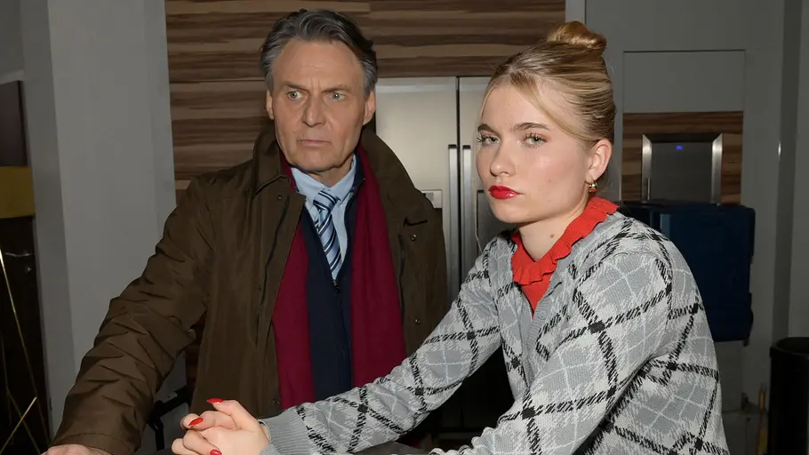 Gerner wünscht sich Frieden. Gerner und Johanna schauen genervt und ernst.