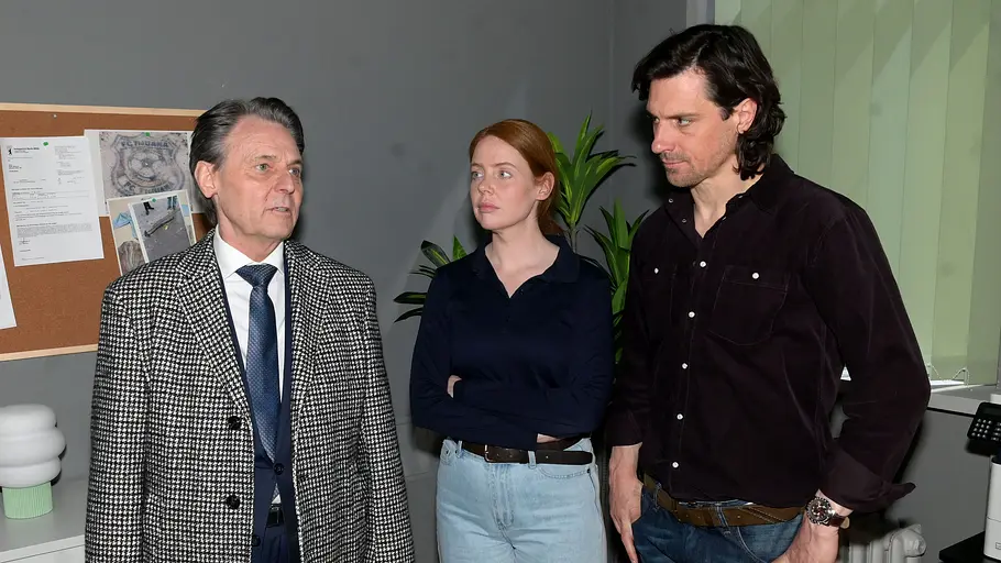 Toni und Schmitti haben einen neuen Verdacht. Toni und Schmitti schauen Gerner ernst an.