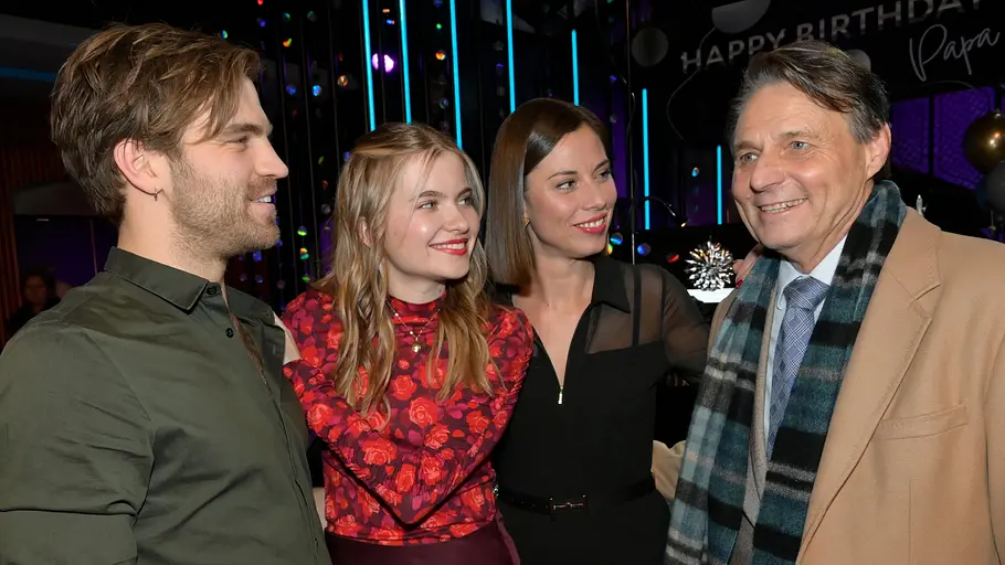 Die Familie feiert Gerners Geburtstag. Julian, Johanna und Matilda lächeln Gerner an.