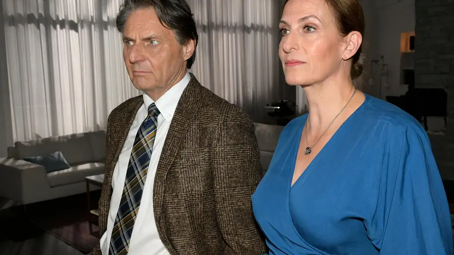 Für Katrin steht ein Wiedersehen an, dass ihre Beziehung zu Gerner belasten könnte. Gerner und Katrin schauen beide ernst nach vorne.