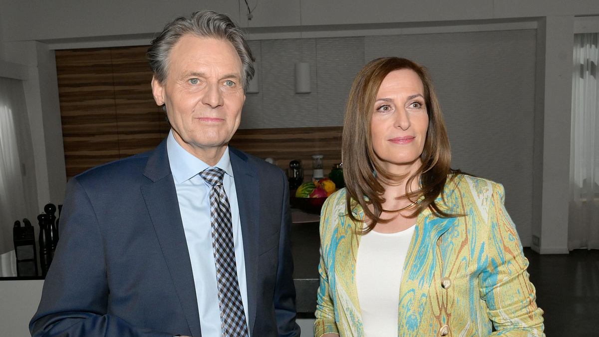 GZSZ: Gerner und Katrin GZSZ-Szene: Gerner und Katrin stehen lächelnd nebeneinander