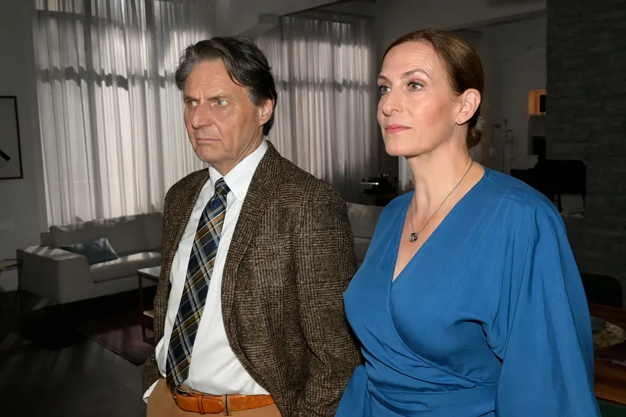 GZSZ-Szene: Katrin steht neben Gerner und bestärkt ihn in seiner Entscheidung gegen Julian