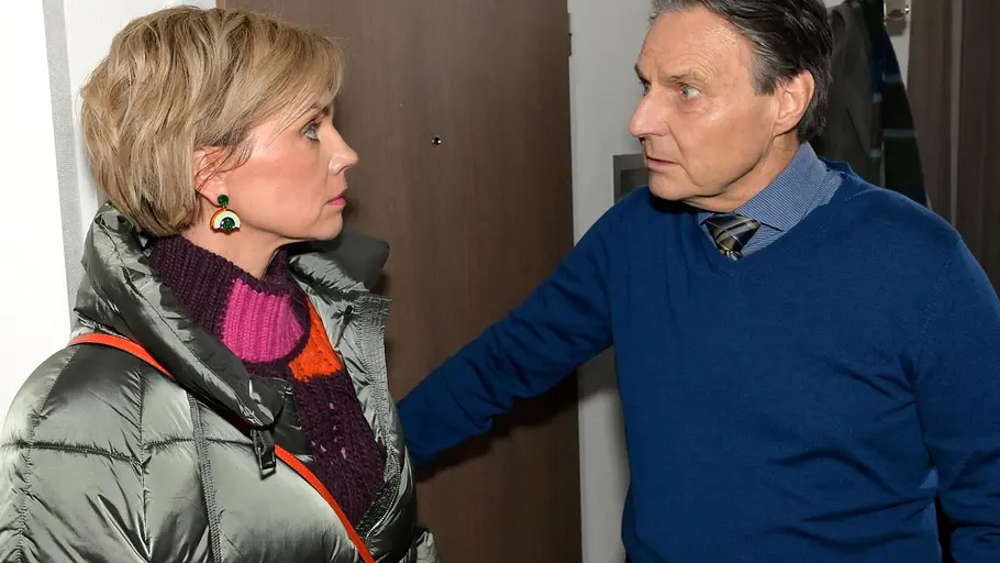 Gerner will Yvonne nicht helfen. Gerner schaut Yvonne eindringlich an.