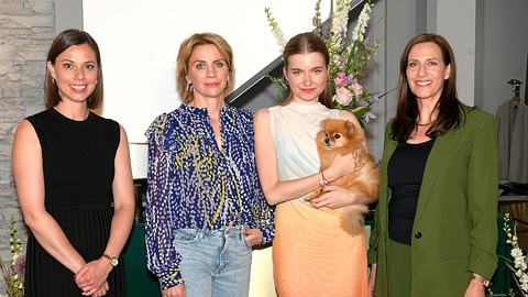 GZSZ-Szene: Matilda, Yvonne, Johanna und Katrin posieren für ein Foto-Shooting, um die Gerner Financial Group zu retten - Foto: RTL / Rolf Baumgartner