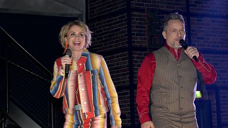 Yvonne und Michi von GZSZ stehen mit Mikrofonen auf der Bühne und singen - Foto: RTL / Anna Riedel