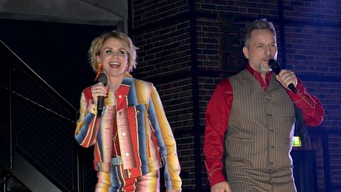 Yvonne und Michi von GZSZ stehen mit Mikrofonen auf der Bühne und singen - Foto: RTL / Anna Riedel