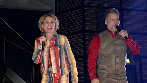Yvonne und Michi von GZSZ stehen mit Mikrofonen auf der Bühne und singen - Foto: RTL / Anna Riedel