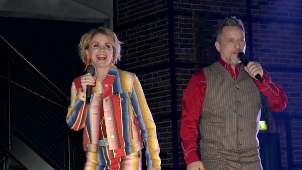 Yvonne und Michi von GZSZ stehen mit Mikrofonen auf der Bühne und singen - Foto: RTL / Anna Riedel