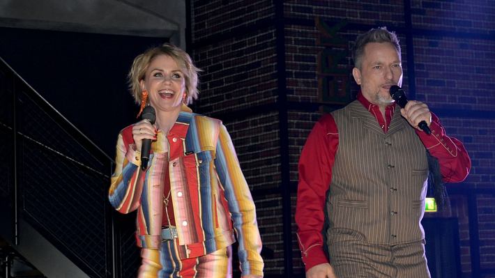 Yvonne und Michi von GZSZ stehen mit Mikrofonen auf der Bühne und singen - Foto: RTL / Anna Riedel