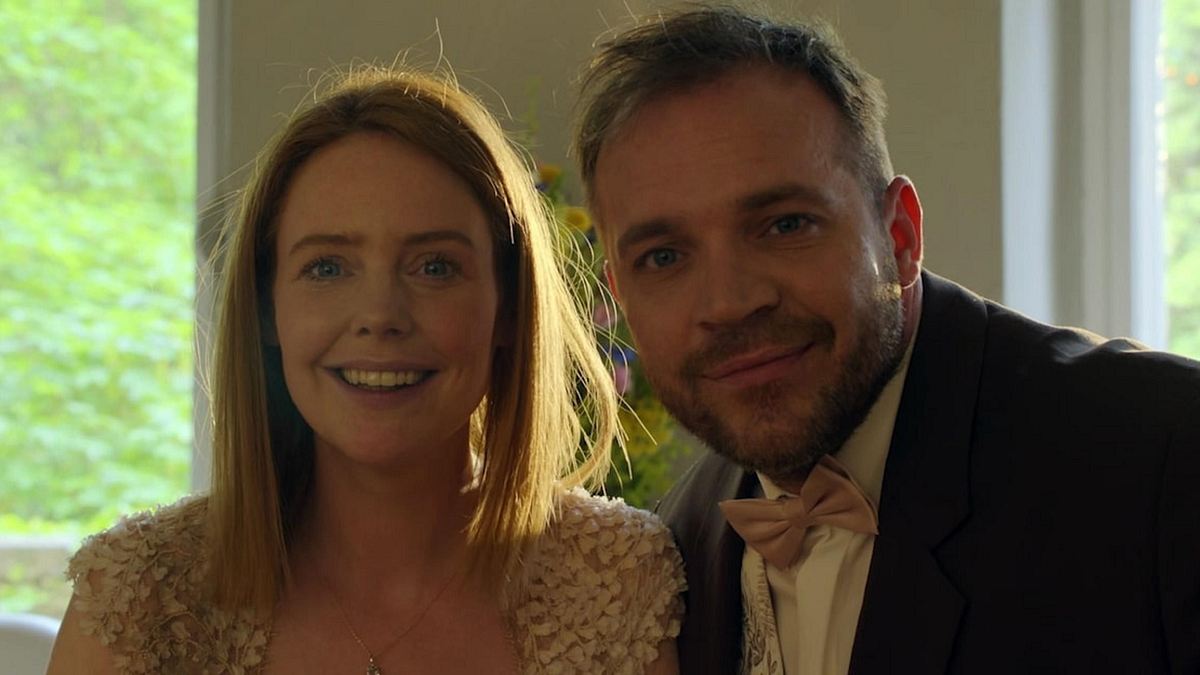 GZSZ-Szene: Toni und Erik heiraten und strahlen nach dem Ja-Wort glücklich in die Kamera.