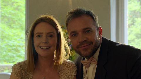 GZSZ-Szene: Toni und Erik heiraten und strahlen nach dem Ja-Wort glücklich in die Kamera. - Foto: RTL
