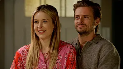 Nina und Philip lächeln Arm in Arm. - Foto: RTL