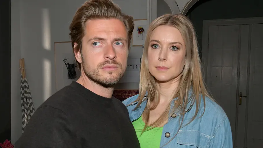 Jessica muss die Wahrheit vor Philip verbergen. Jessica und Philip schauen ernst nach vorne.