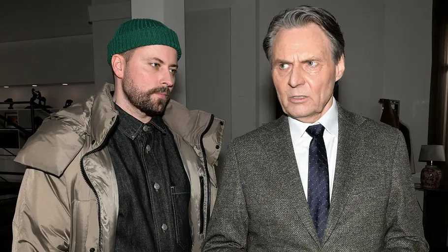 John und Joe Gerner stehen zusammen bei GZSZ und schauen grimmig