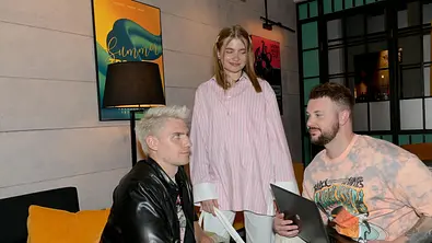 Moritz (Lennart Borchert, l.), Johanna (Charlott Reschke), Jonas (Felix van Deventer) in einer Szene von GZSZ. - Foto: RTL / Rolf Baumgartner