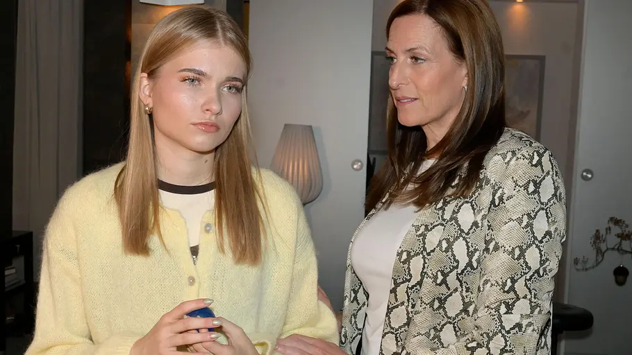 Katrin fürchtet, dass Johanna die Wahrheit erfährt. Katrin schaut eine traurige Johanna an und hält ihren Arm.