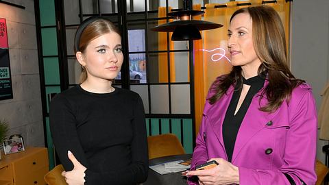 Katrin schaut Johanna an, die guckt ernst nach vorne. - Foto: RTL / Rolf Baumgartner