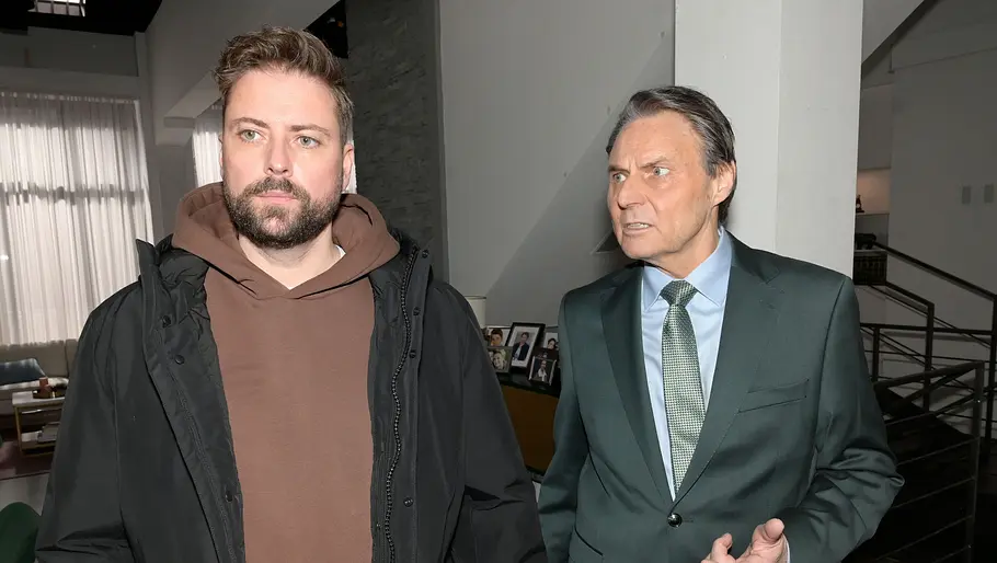 Gerner ist wegen Johns Alleingang alarmiert. John schaut gedankenverloren, während Gerner ihn entsetzt anstarrt.