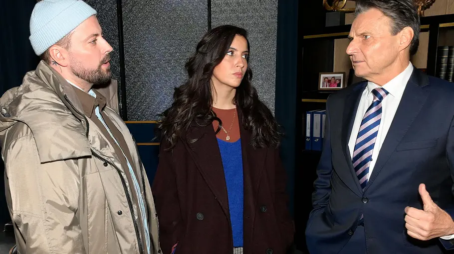 John, Laura und Gerner in einer GZSZ-Szene.