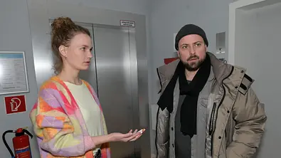 GZSZ: John trifft Claras Mutter im Krankenhaus - Foto: RTL / Rolf Baumgartner