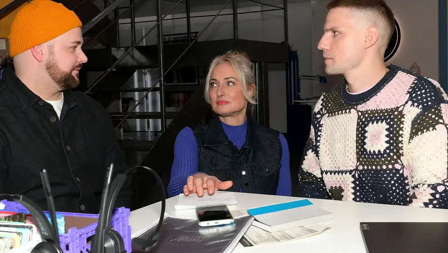 Maren und Mo schauen Jonas skeptisch an.